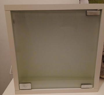 Medicijnkastje met glazen deur.  30x30x12 beschikbaar voor biedingen