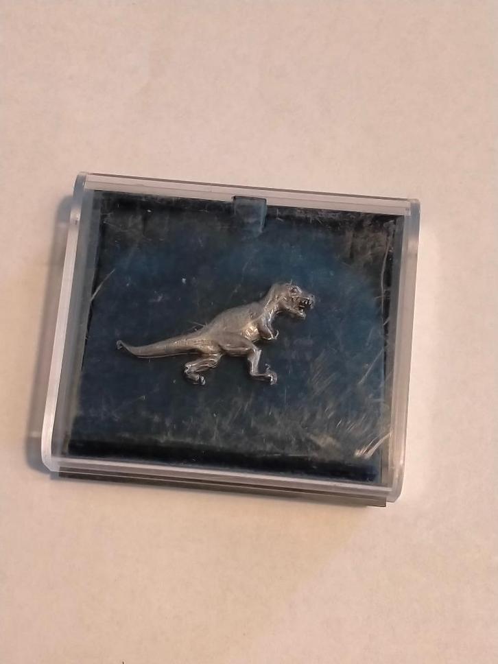 Tyrannosaurus Rex T-Rex Dino Dinosaurus pin zilverkleurig, Verzamelen, Speldjes, Pins en Buttons, Zo goed als nieuw, Ophalen of Verzenden