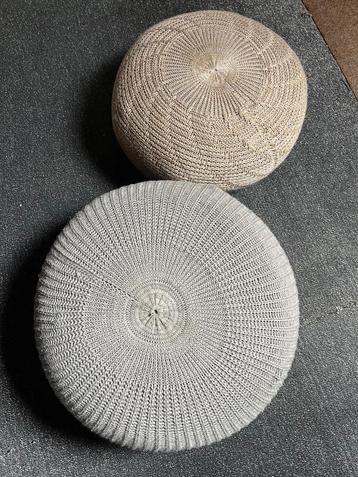 Leuke IKEA poef 2 stuks met losse gebreide hoezen. 