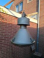 2 oude industriële hanglampen metaal en glas, Huis en Inrichting, Lampen | Hanglampen, Ophalen, Zo goed als nieuw, Metaal, Minder dan 50 cm
