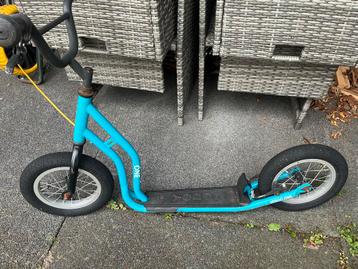 Leuke blauwe step met achterrem beschikbaar voor biedingen