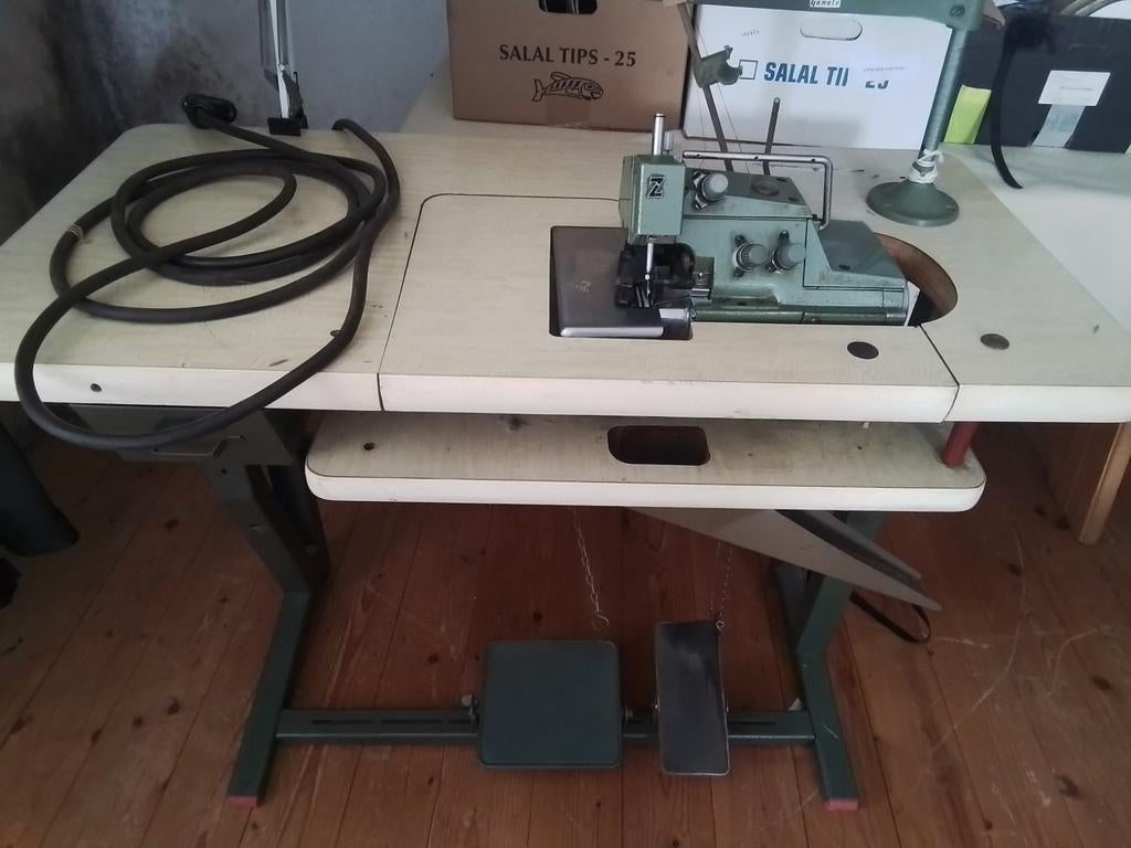 2 stuks Yamato industriële lockmachine, Hobby en Vrije tijd, Naaimachines en Toebehoren, Ophalen, Gebruikt, Lockmachine, Overige merken