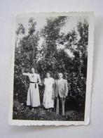 Kleine foto: Gezin, in de boomgaard, ca 1940, Gebruikt, Foto, Ophalen of Verzenden, Voor 1940