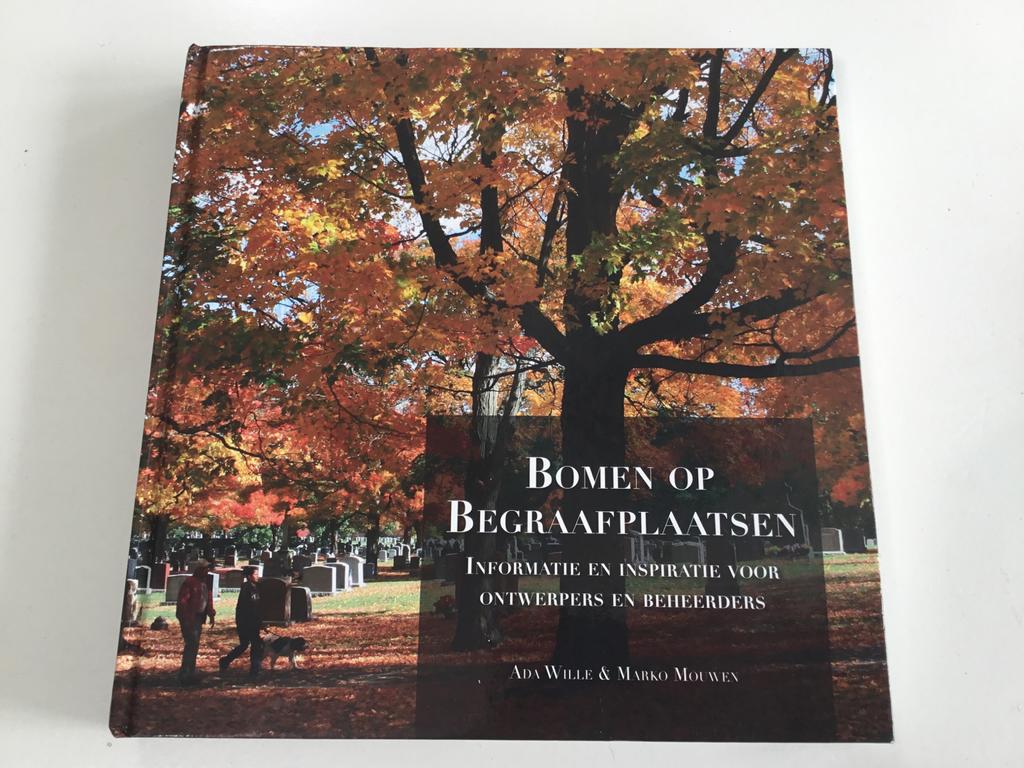 Bomen op Begraafplaatsen  Ada wille Marko mouwen, Boeken, Natuur, Gelezen, Bloemen, Planten en Bomen, Ophalen of Verzenden
