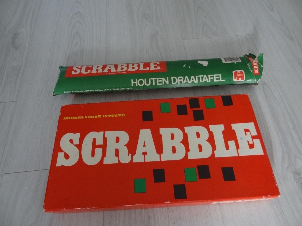 Scrabble met houten letters en bordjes en draaitafel, Een of twee spelers, Ophalen of Verzenden, Zo goed als nieuw