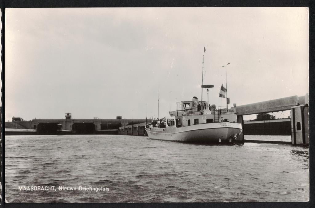 Maasbracht Nieuwe Drielingsluis, Schip Prinses ......  1974., Ophalen of Verzenden, 1960 tot 1980, Ongelopen, Limburg