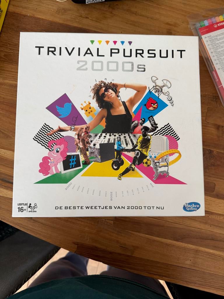 Trivial Pursuit 2000s - MOET WEG, Drie of vier spelers, Verzenden, Gebruikt