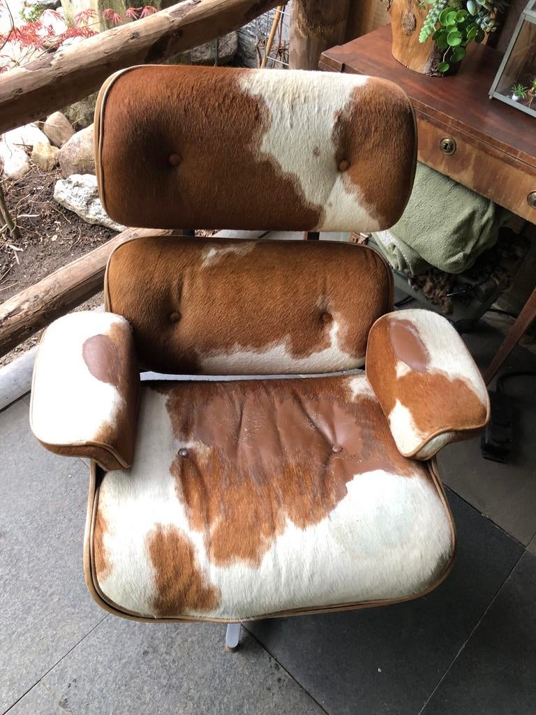 Eames Lounge Chair met Ottoman - Koeienhuid, Huis en Inrichting, Fauteuils, Ophalen, Gebruikt, Leer, 75 tot 100 cm