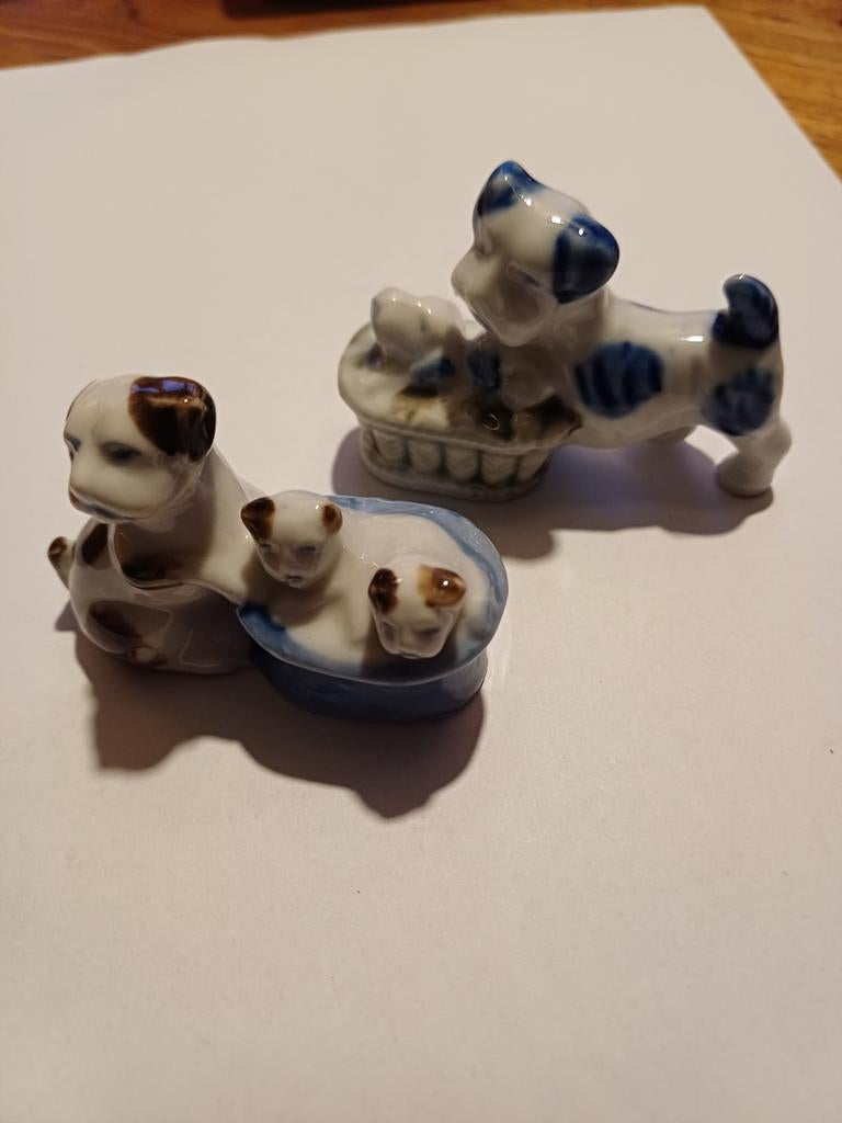 2 Schattige porseleinen hondjes met puppies in mandje, Ophalen of Verzenden, Gebruikt, Dier