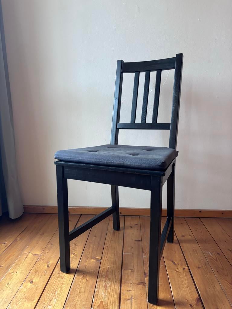 Set van 2 houten IKEA stoelen met zitkussens, Twee, Zwart, Ophalen of Verzenden, Zo goed als nieuw