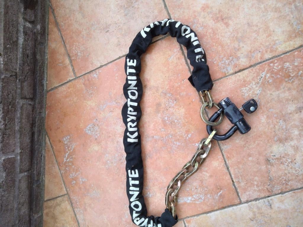 Kettingslot van kryptonite voor motoren., Ophalen