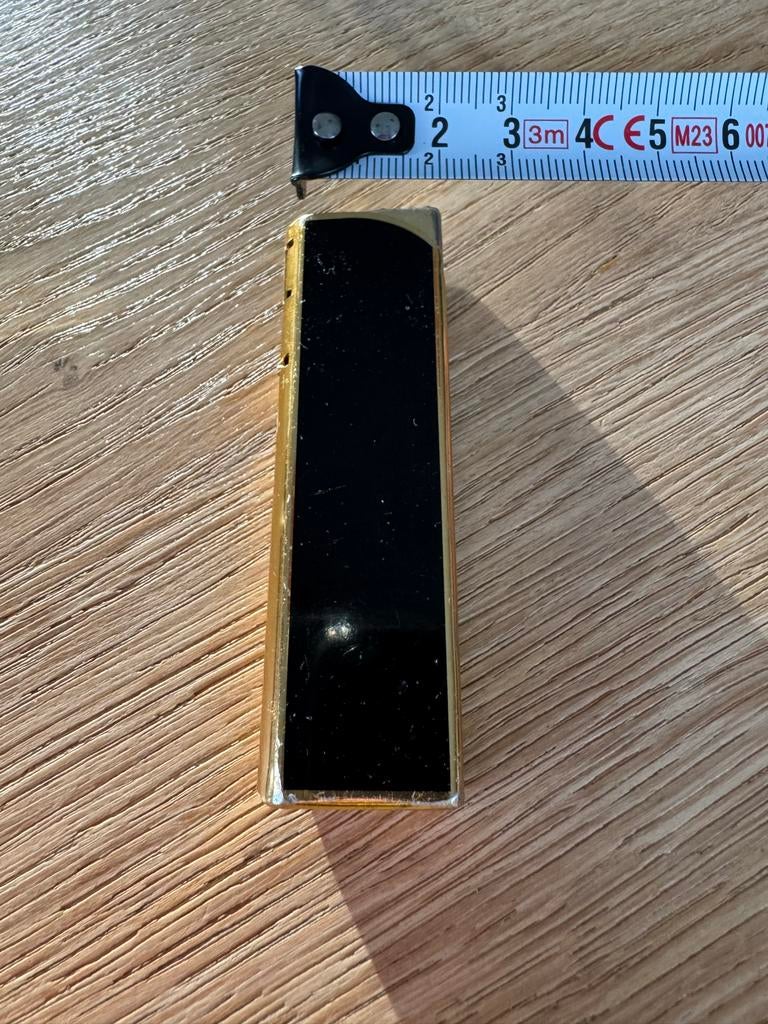 Colibri Goudkleurige aansteker met zwarte voorkant, Verzamelen, Ophalen of Verzenden, Gebruikt, Aansteker