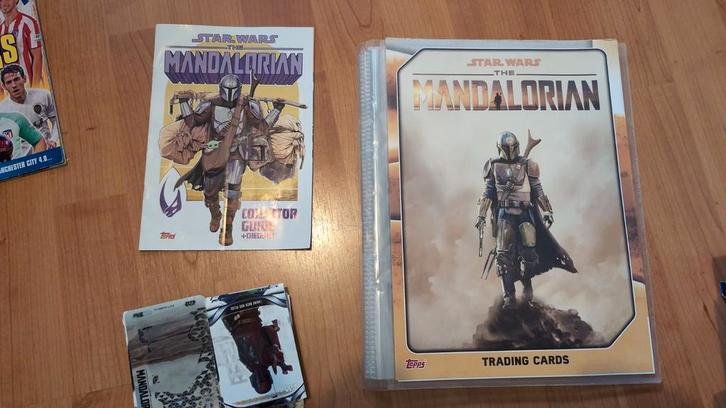 The Mandalorian Topps Album met 118 plaatjes + 100 losse, Verzamelen, Star Wars, Zo goed als nieuw, Boek of Poster, Ophalen of Verzenden