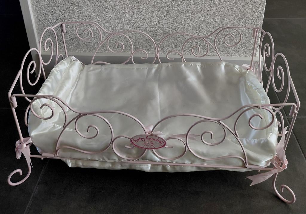 Rose poppen bedje van baby anabell, Ophalen of Verzenden, Babypop