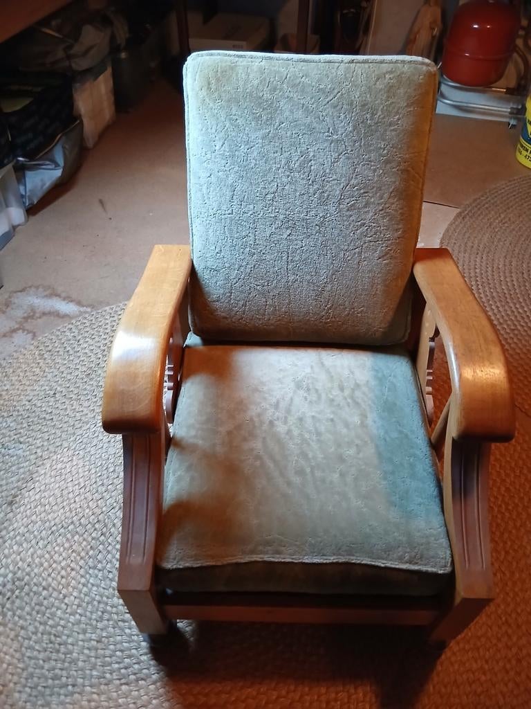 Antieke rookstoel met houten frame en groene bekleding, Antiek en Kunst, Antiek | Meubels | Stoelen en Banken, Ophalen