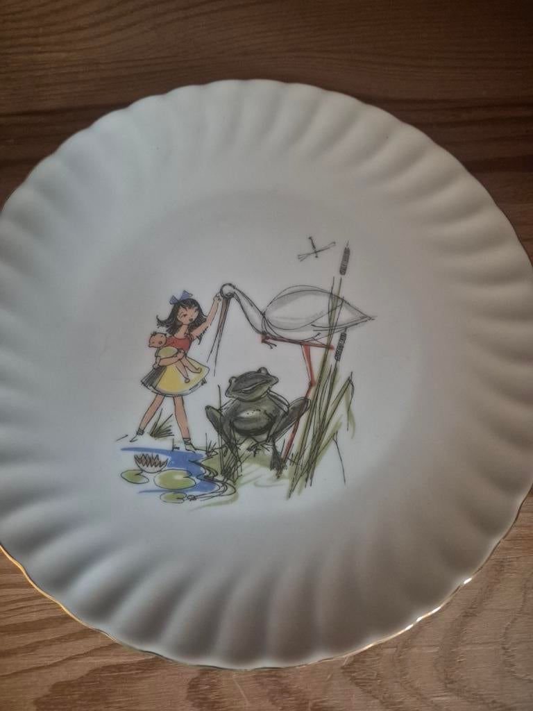 Vintage retro bord met meisje, ooievaar en kikker, Ophalen of Verzenden