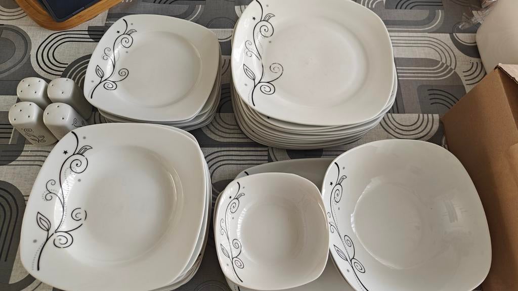 Wit servies met zwart decoratie, Huis en Inrichting, Keuken | Servies, Ophalen, Porselein, Overige stijlen, Bord(en)