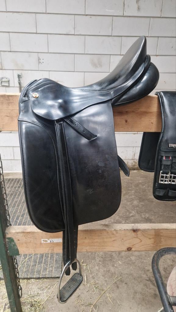 KN dressuur zadel 17.5 inch, Dieren en Toebehoren, Paarden en Pony's | Zadels, Ophalen of Verzenden, Gebruikt, Dressuur