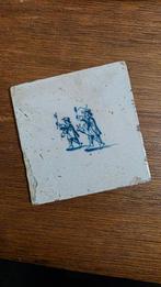 Antieke wandtegel met twee spelende kinderen, Antiek en Kunst, Antiek | Wandborden en Tegels, Ophalen of Verzenden