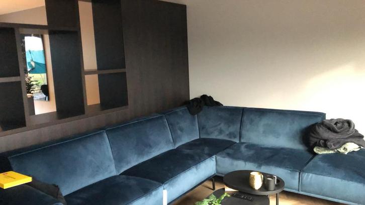 Hoekbank Sofia in zeer goede staat - Velvetstof Juke 47, Huis en Inrichting, Banken | Bankstellen, Zo goed als nieuw, Hoekbank