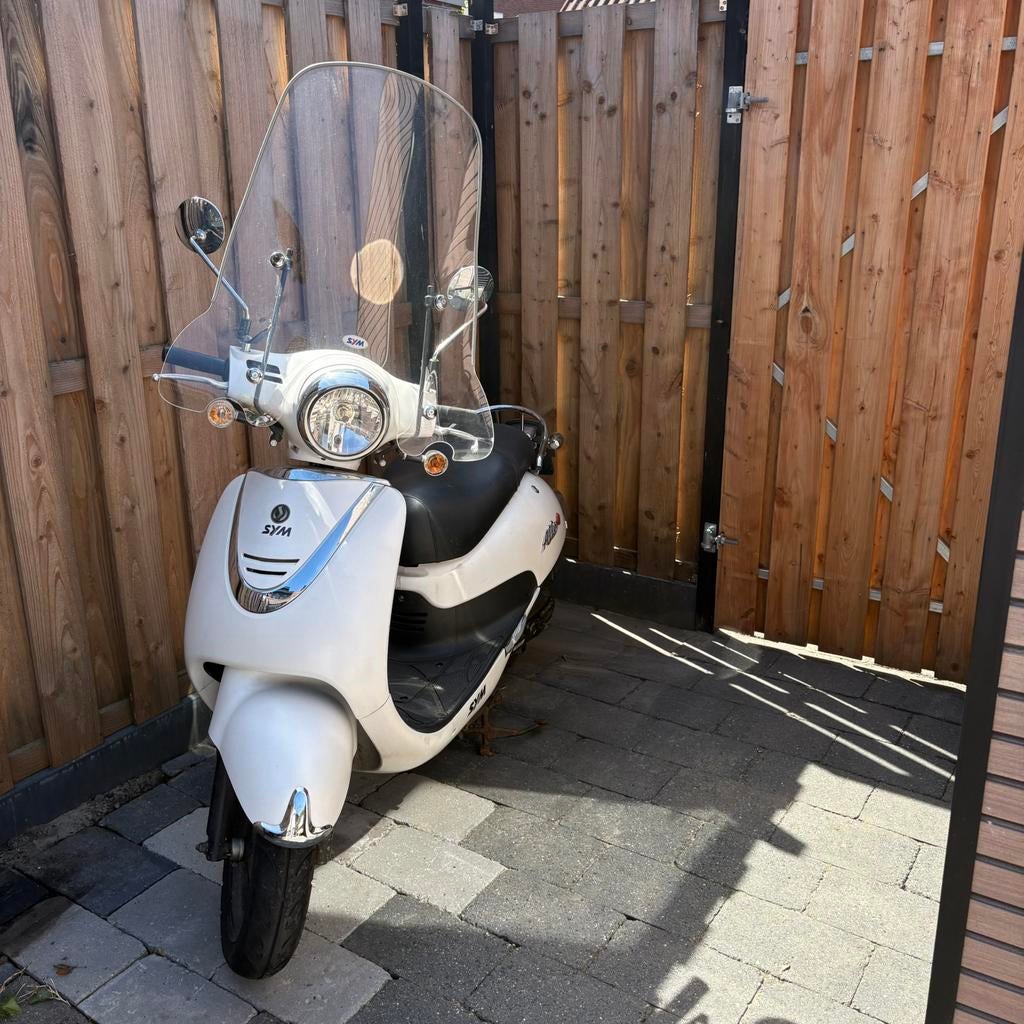 Sym Allo GT Scooter + 2 nieuwe helmen en nieuwe beschermhoes, Fietsen en Brommers, Scooters | SYM, Zo goed als nieuw, Allo, Benzine