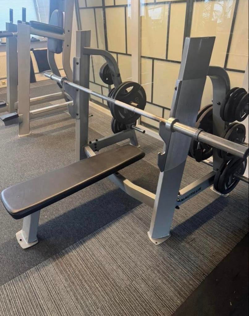 Bankdrukset met Olympische stang en 165kg schijven, Sport en Fitness, Fitnessmaterialen, Ophalen, Gebruikt, Borst, Fitnessbank