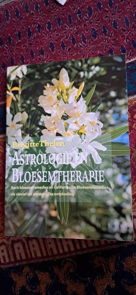 Astrologie en Bloesemtherapie - Brigitte Thelen (2000), Gelezen, Achtergrond en Informatie, Astrologie, Ophalen of Verzenden