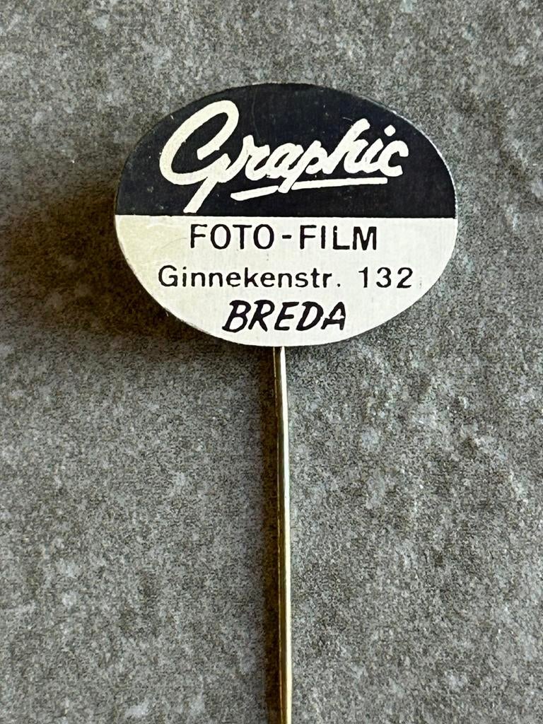 Breda Graphic speldje, Verzamelen, Speldjes, Pins en Buttons, Ophalen of Verzenden, Zo goed als nieuw, Overige onderwerpen