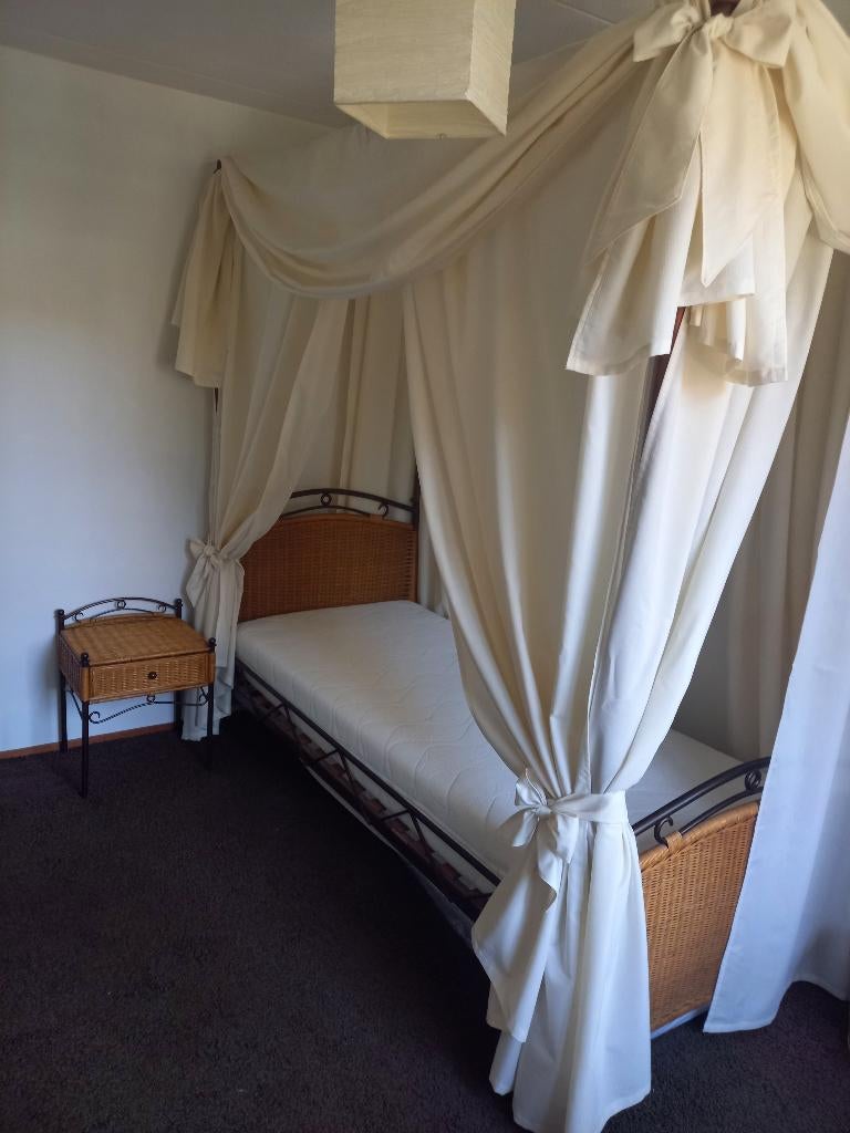 Hemelbed met nachtkastje. Rotan en smeedijzer, Ophalen, Gebruikt, 90 cm, Eenpersoons