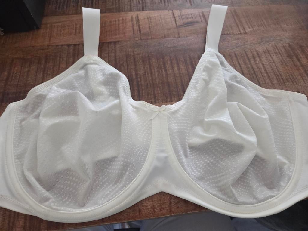 Mooie Triumpf bh met beugel., Kleding | Dames, Ondergoed en Lingerie, Triumph, Ophalen of Verzenden, Wit, BH