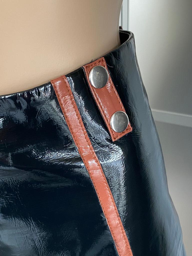 J601 Nikkie maat 34=XS nep lak-leren rok rokje zwart/bruin, Kleding | Dames, Rokken, Zwart, Ophalen of Verzenden, Zo goed als nieuw