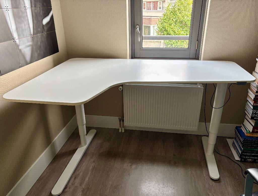 IKEA BEKANT Elektrisch zit‑sta hoekbureau Wit – L‑vorm, Ophalen, In hoogte verstelbaar, Gebruikt