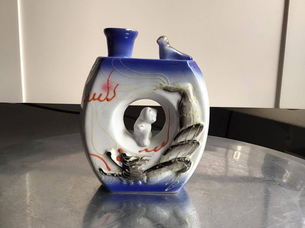 Brocante porseleinen saké fles met poes,japanse vaas poes, Ophalen