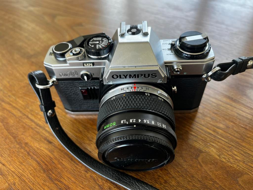 Olympus OM10 met standaardlens en cameratas, Audio, Tv en Foto, Fotocamera's Analoog, Ophalen of Verzenden, Zo goed als nieuw