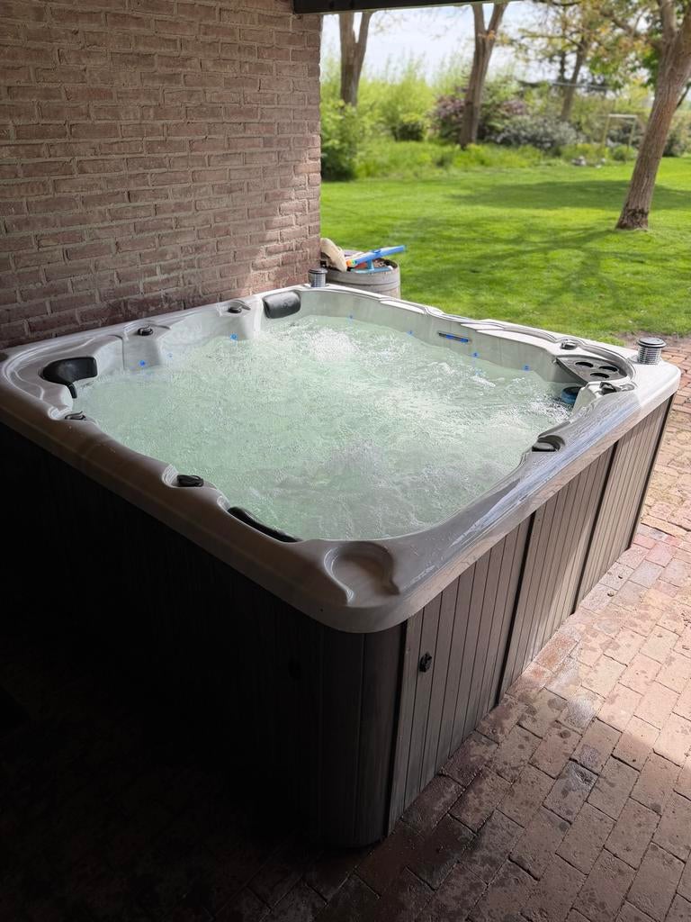 2022 Luxe Spa Buiten Jacuzzi Krachtige Jets en Verwarming, Ophalen, Zo goed als nieuw, Filter, Vast