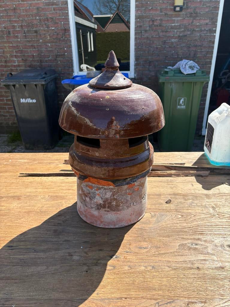 Antieke schoorsteenpot van geglazuurd aardewerk, Ophalen
