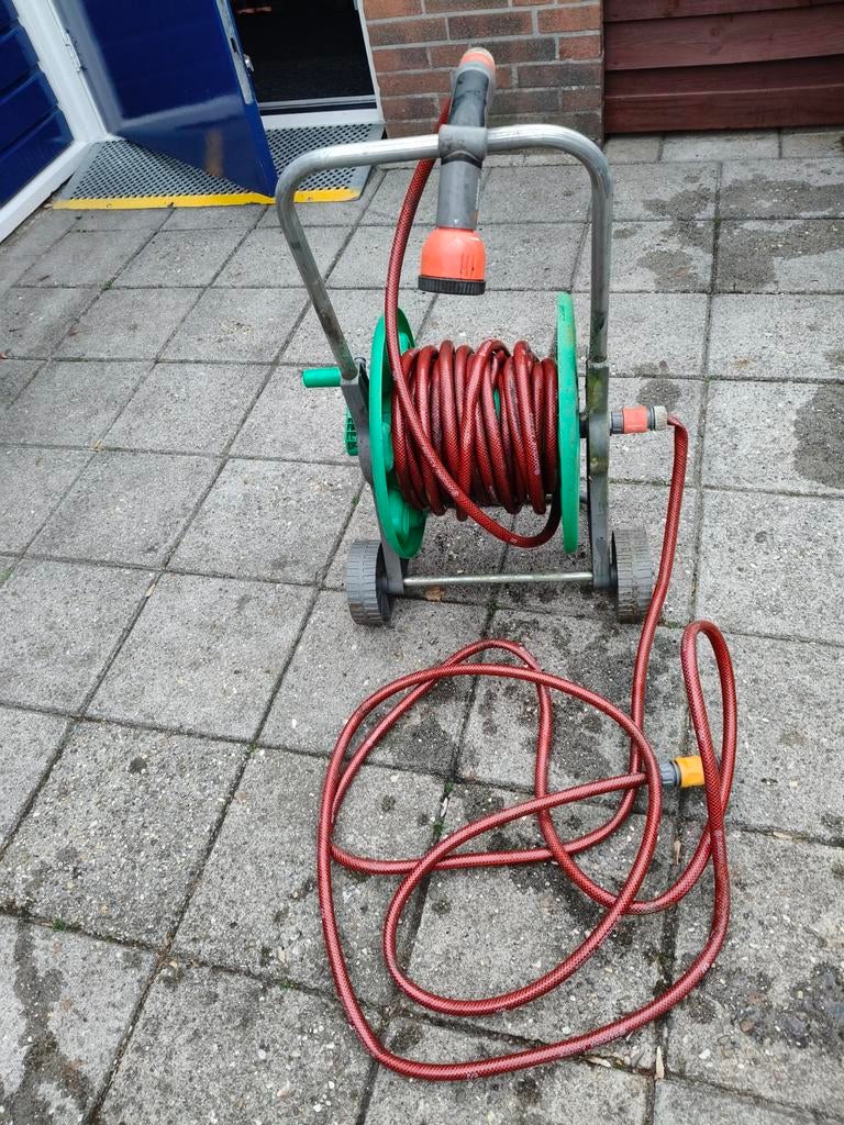 Tuin slang op haspel, Ophalen, Tuinslang