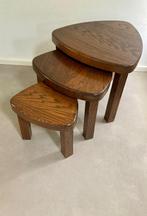 Mimiset donker eiken bijzettafels brutalist driehoekige vorm, Huis en Inrichting, Tafels | Bijzettafels, Ophalen, N, N, 75 cm of meer