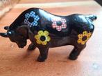 Zwart stier beeldje met kleurrijke bloemen, Verzamelen, Ophalen of Verzenden, Zo goed als nieuw, Dier