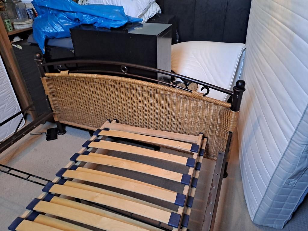 Rotan bed met smeedijzer 140x200, Ophalen