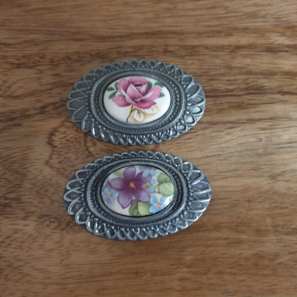 2 vintage tinnen broches met porseleinen plaatje met bloemen, Ophalen of Verzenden, Zo goed als nieuw, Overige materialen