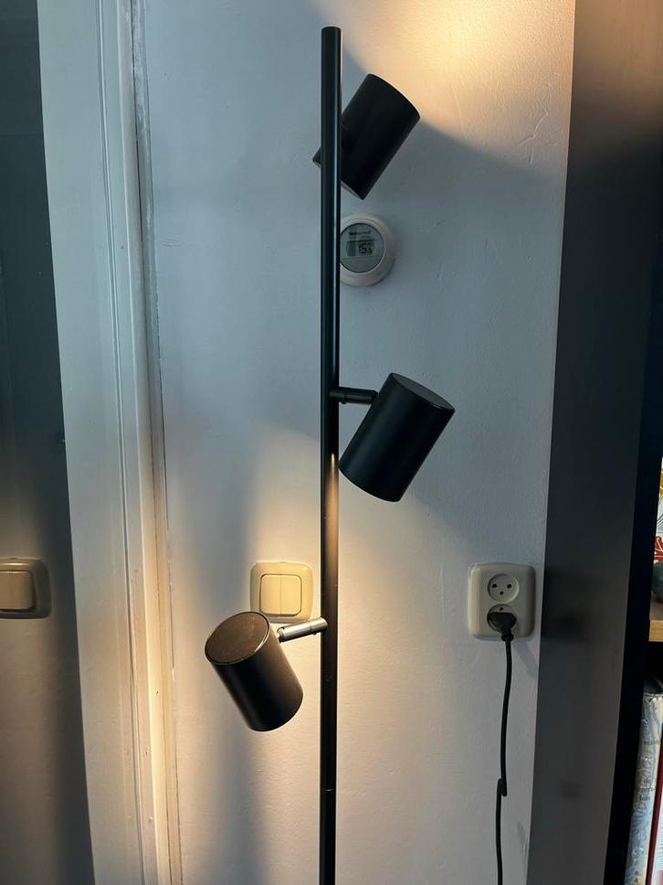 IKEA Nymane staande lamp met 3 spots, zwart, Huis en Inrichting, Lampen | Vloerlampen, Zo goed als nieuw, 150 tot 200 cm, Metaal