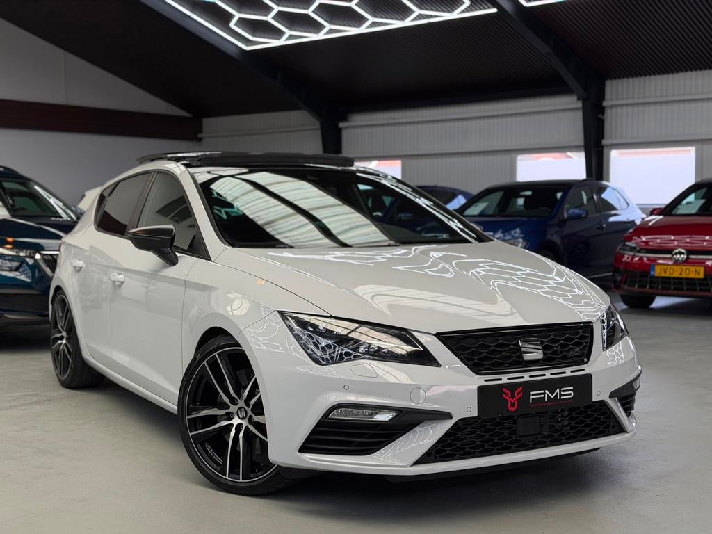 Seat Leon 2.0 TSI CUPRA 300 Panorama CarPlay, Auto's, Seat, Zwart, 4 cilinders, Leon, Wit