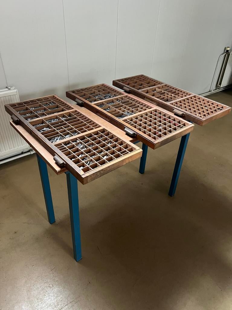 3 hele mooie LETTERBAKKEN gevuld met LODEN Zetletters, Ophalen