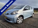 Toyota Aygo 1.0-12V + Nieuwe APK! (bj 2007), Auto's, Voorwielaandrijving, Stof, Gebruikt, Zwart