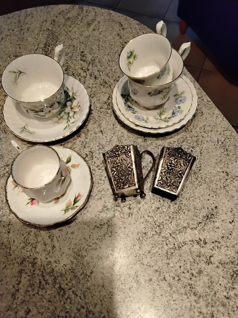 Verschillende kop en schotels en 2 maggie houders, Ophalen