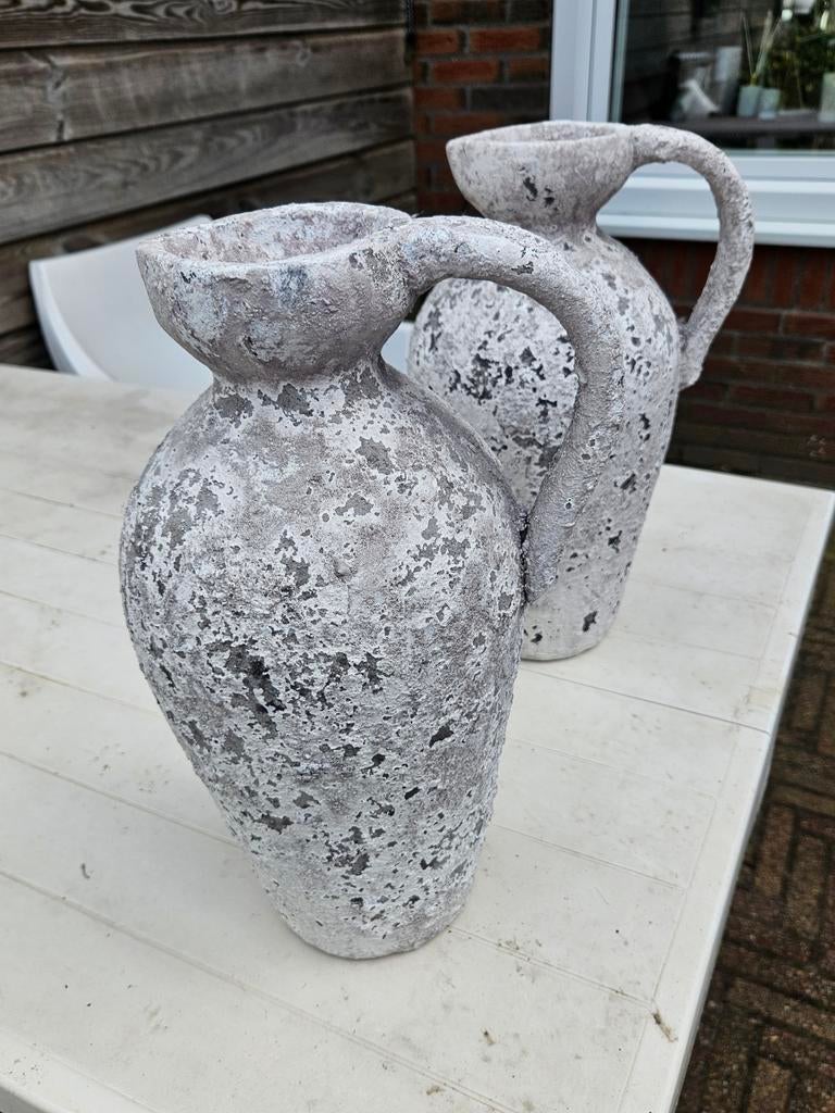 Twee robuuste ruwe kruiken wit grijs - 37 cm hoog, Huis en Inrichting, Woonaccessoires | Vazen, Nieuw, Wit, Minder dan 50 cm, Steen