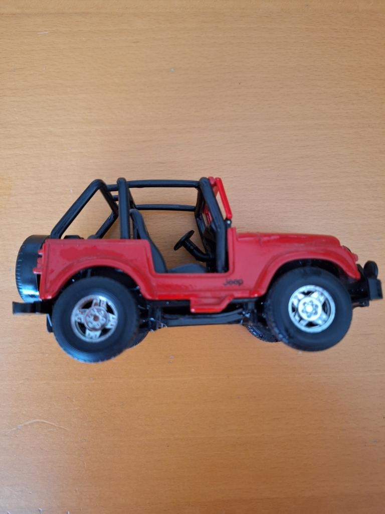 Jeep CJ-7 schaal 1:32 rood - Modelauto, Ophalen of Verzenden, Gebruikt, Auto, Overige merken