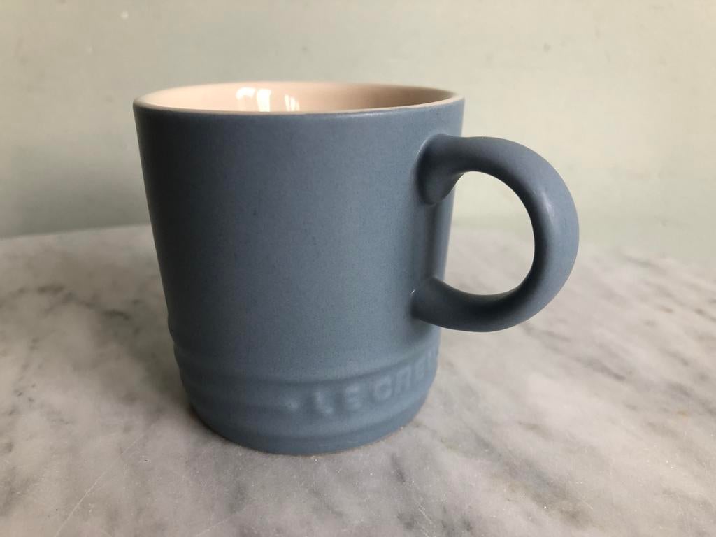 Nieuw Le Creuset espresso mokje 0,1L, mineraalblauw mat., Huis en Inrichting, Keuken | Servies, Ophalen of Verzenden, Nieuw, Overige stijlen
