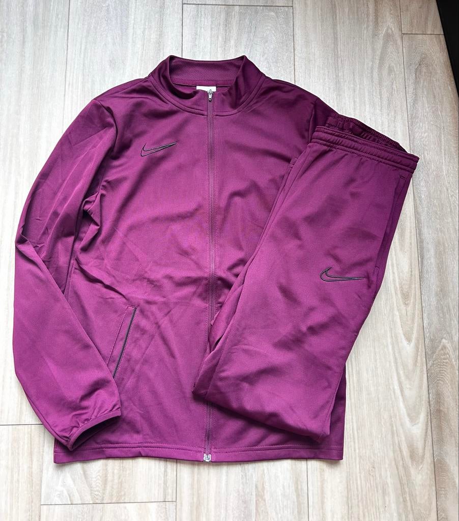 Nieuw Nike trainingspak maat 158/ 170- Paars, Kinderen en Baby's, Kinderkleding | Maat 158, Ophalen of Verzenden, Nieuw, Jongen of Meisje
